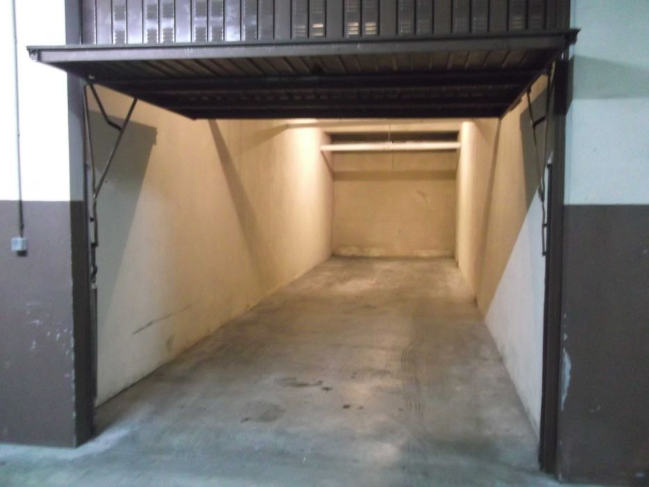 Garagem / Arrumos para Arrendamento nas Taipas – 36m2