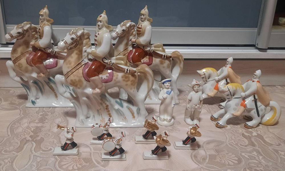 Статуэтки фарфоровые будёновцы и суворовцы на параде