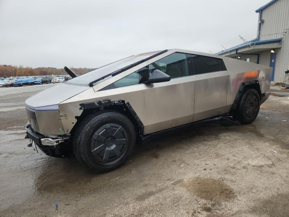 Tesla Cybertruck / Niski przebieg / Cybertruck / 4x4 /