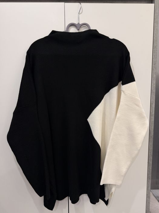 Стильний комплект у чорно-білих кольорах.