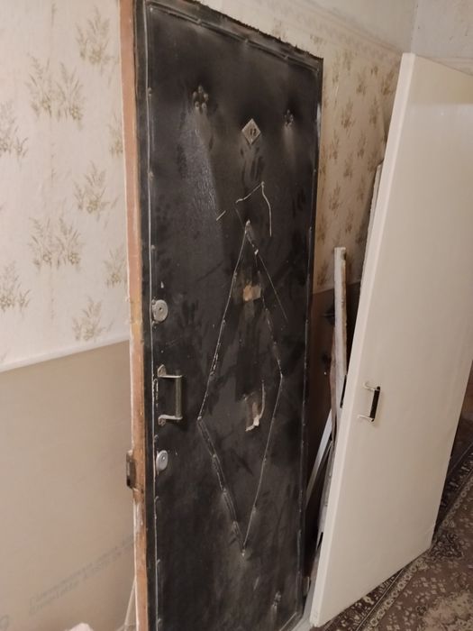 Двері вхідні в нормальному стані, є ключ