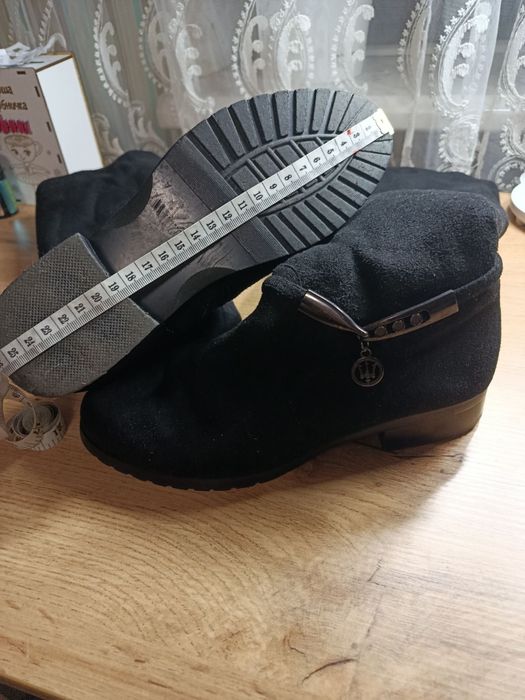 Зимові замшеві сапожкі.