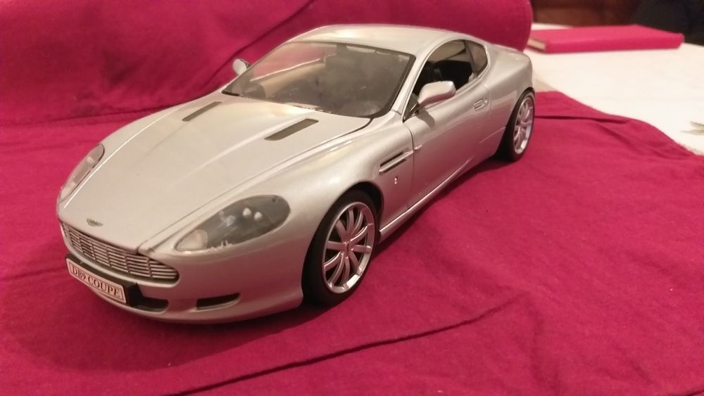 Aston Martin escala 1/18