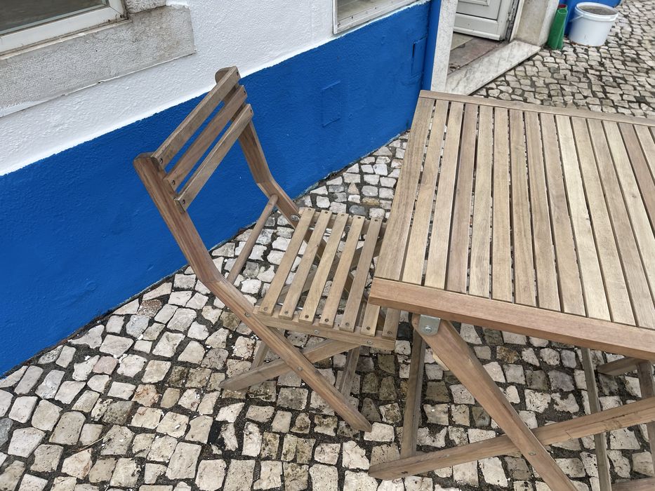 3 mesas e 6 cadeiras desdobráveis em muito bom estado. Só vendo 1 conjunto ( 1 mesa+2 cadeiras ) ou os  três.