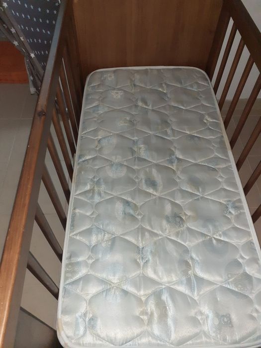 Berço de grades em madeira maciça, com colchão incluído