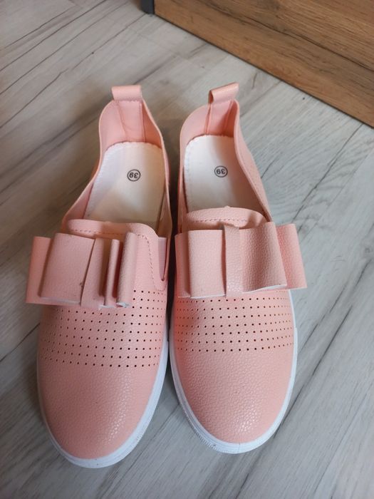 Nowe Buty koralowe damskie z kokarda 39