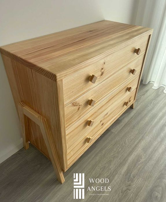 Cómoda em madeira maciça