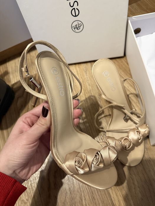 Босоніжки від Estro