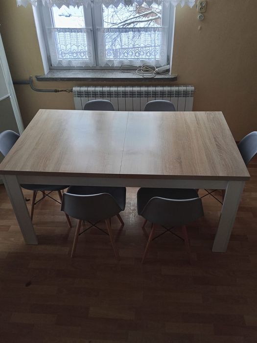 Stół z krzeslami