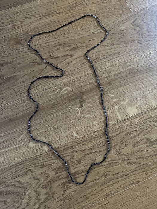 Długi czarny naszyjnik z koralików