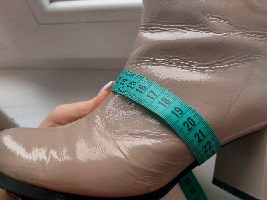 Продам жіночі ботінки.