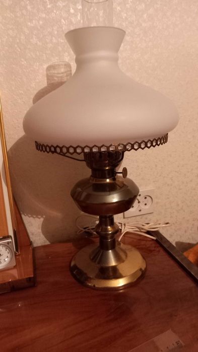 Lampa stylizowana na lampę naftową