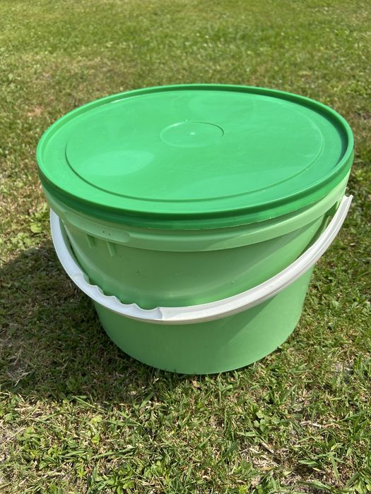 Wiadro plastikowe 10 litrowe z pokrywką.