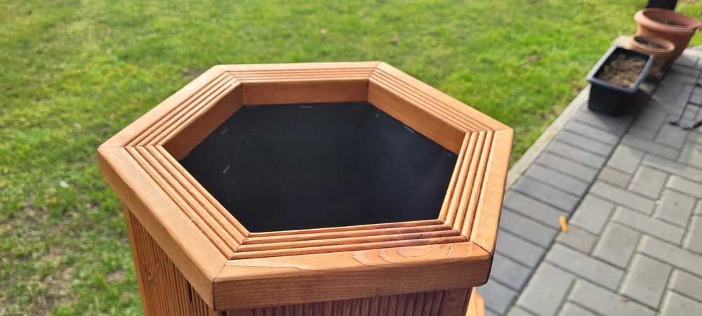 Donica drewniana Modrzew syberyjski 6-kątna wys. 25cm NOWA!