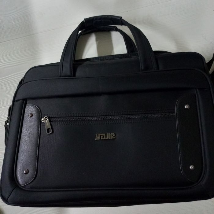 Портфель з полістиролу для ноутбука.