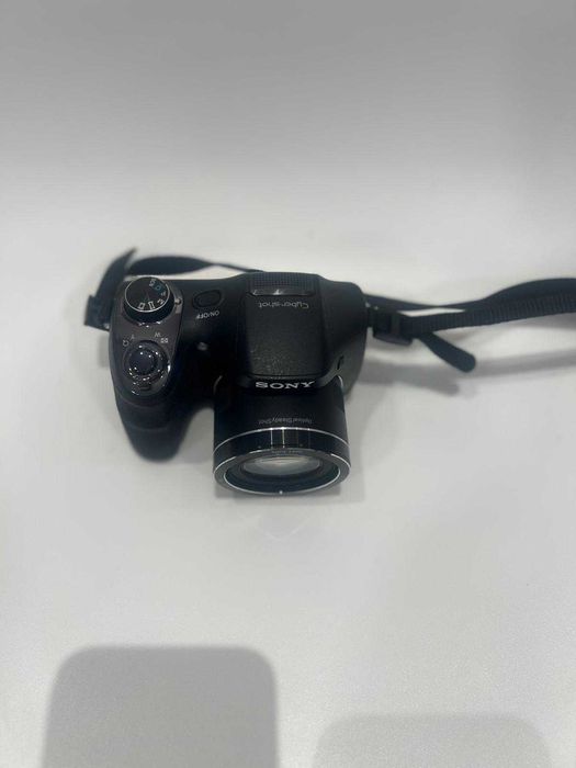 Máquina fotográfica + Bolsa  + cartão de memória 128MB)
Sony DSC-HX300