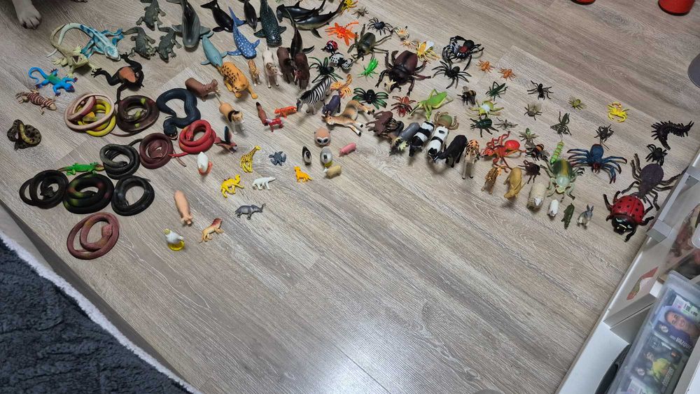 119 figurek zwierzat i insektów