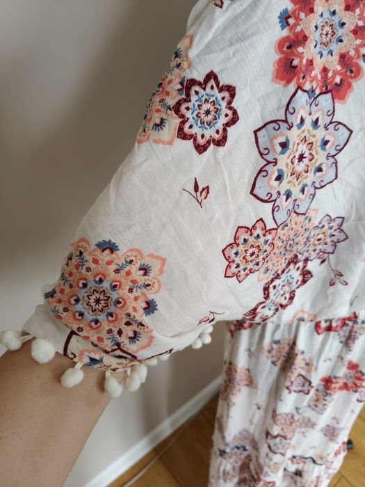 Długa letnia sukienka Boho z gumką w talii biała w kolorowe kwiaty