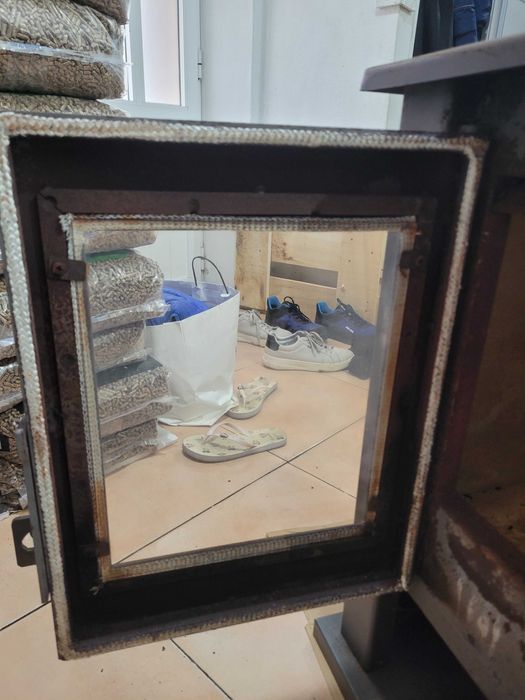 Salamandra a Lenha 6.8kW – Design Moderno e Alta Eficiência