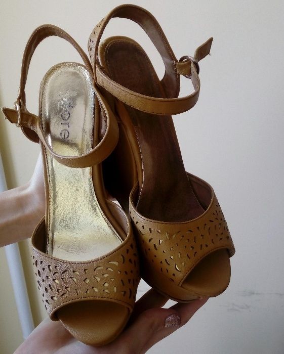 Коричневые босоножки на танкетке