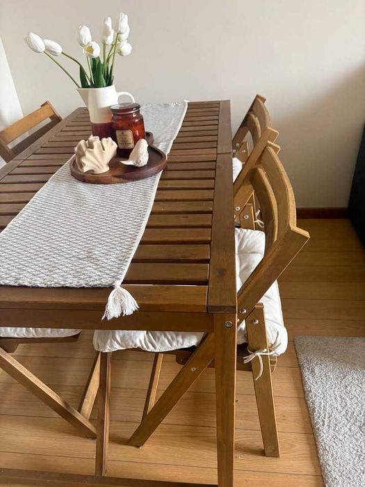 Mesa + 4 Cadeiras + 4 Almofadas