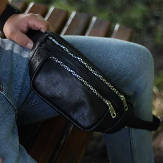 Кожаная качественная бананка c серебряным замком. Цвет: черный.