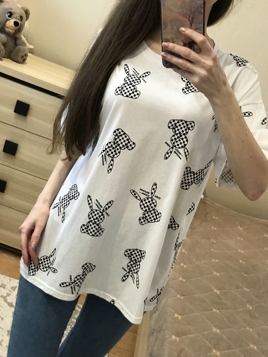 Біла футболка оверсайз з модним принтом чорних зайчиків довга, стильна