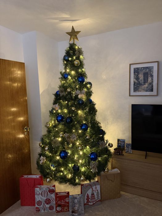 Árvore de Natal com enfeites