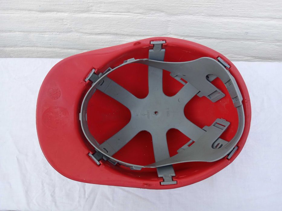 Будівелька каска з Японії. одягалась раз.