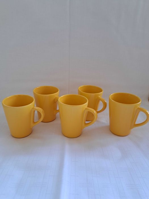 Zestaw żółtych ceramicznych naczyń do śniadania, obiadu, kolacji, kawy, składający się z 70 elementów