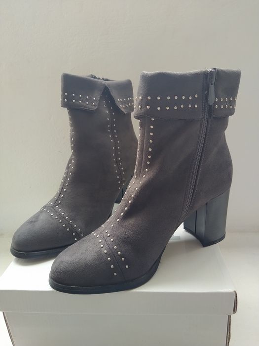 Botas cinzentas com tachas - Tamanho 39 - Novas!