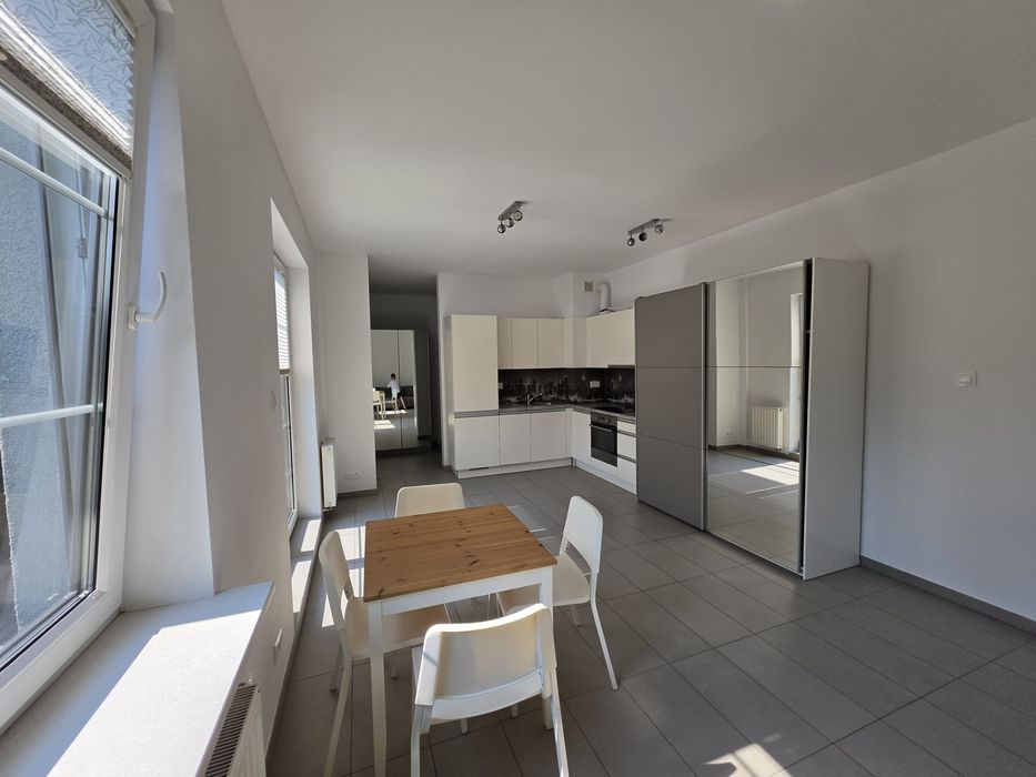Przestronne 2 pokoje w centrum, balkon francuski