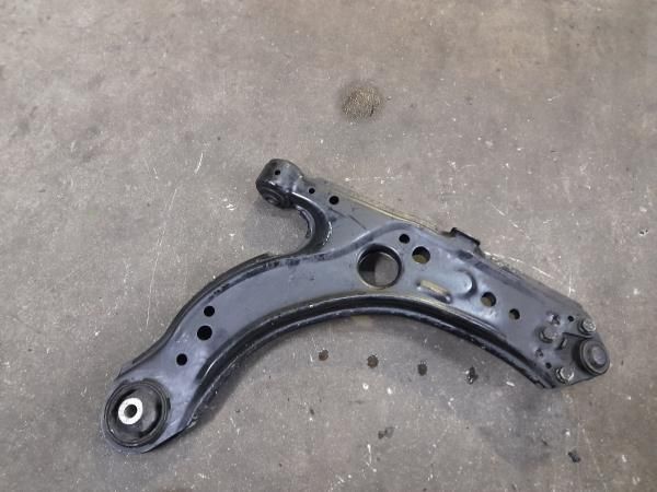 Braço de suspensão frente esquerdo VOLKSWAGEN Bora (1J2)