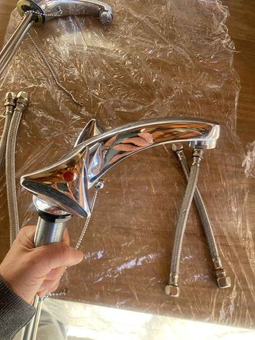 Conjunto de misturadoras para lavatorio com os acessorios da imagem