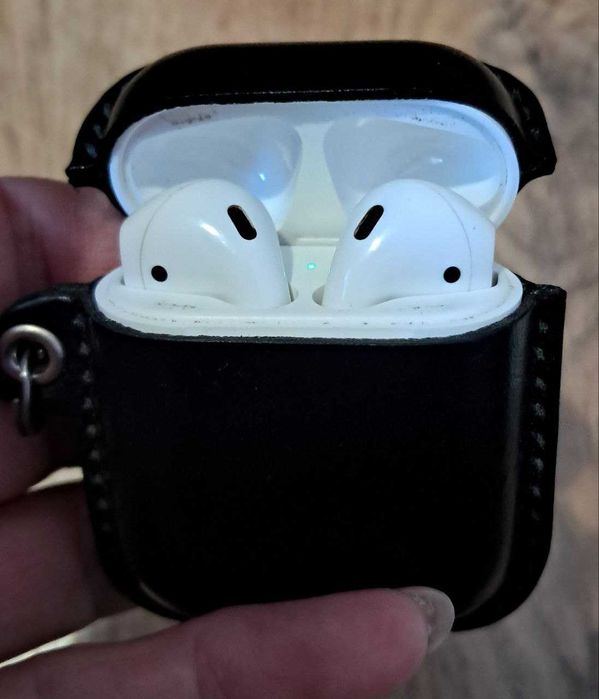 Продам Airpods 2 покоління б/в із шкіряним чохлом