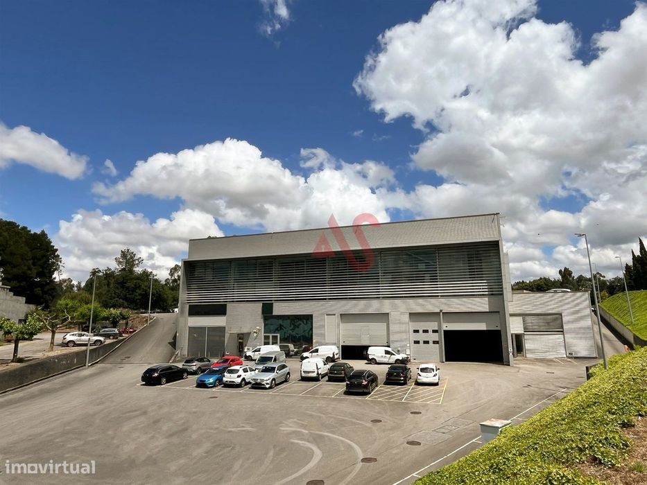 Pavilhão Industrial para Venda na Trofa | 1.721 m² | Escritórios, Show