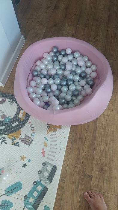 Materiałowy basen z kulkami