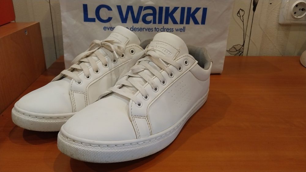 Продам мужские демисезонные кроссовки Сникерсы  LC Waikiki.