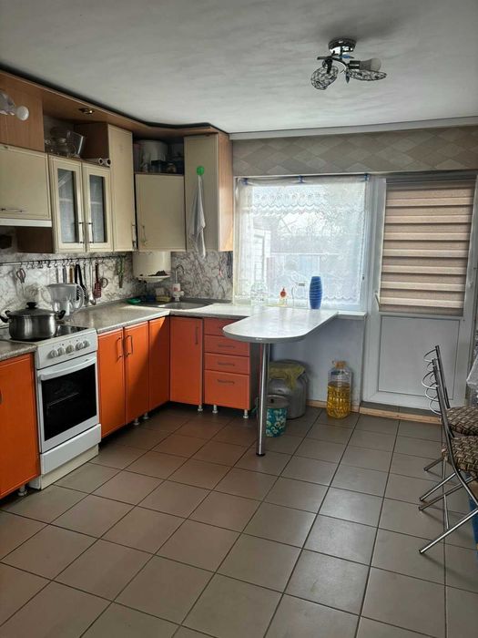 Затишний будинок з більярдною, сауною, садом та квітником, біля лісу!