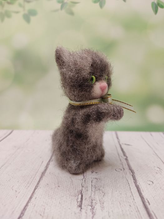 Котик валяный ручной работы. Сувенир кот. Серый, черный, рыжий кот