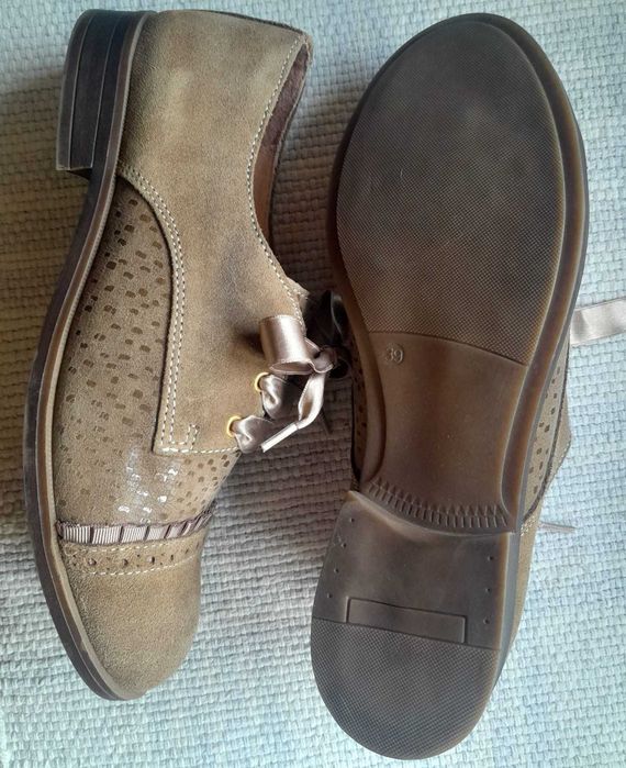 Sapatos clássicos com atacador acetinado