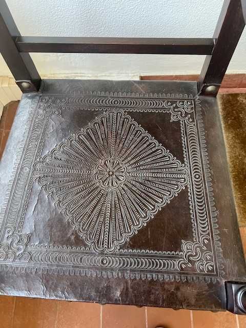 Cadeirão de braços, antigo, em castanho velho, couro gravado e pregaria
