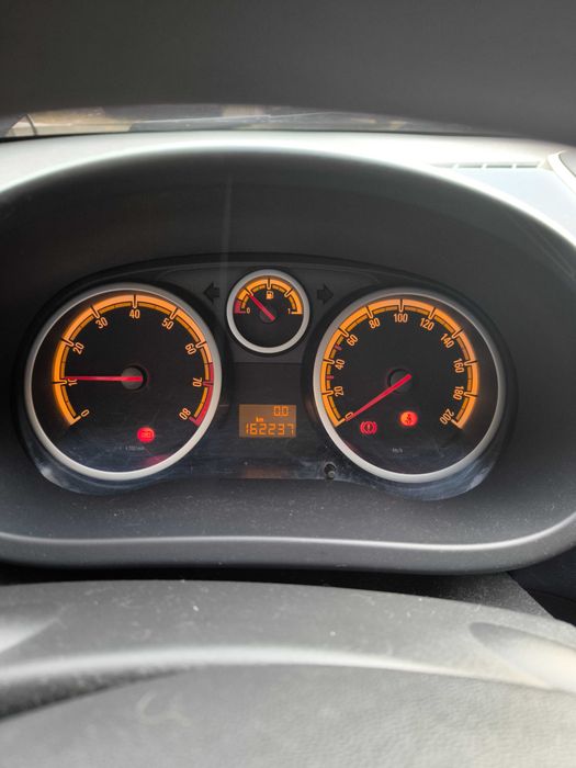 Opel Corsa D, uszkodzony.
