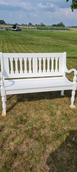 drewniana ławka ogrodowa