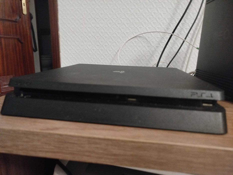 PS4 Slim 500 GB com rdr 2 e Marvel Spider man.