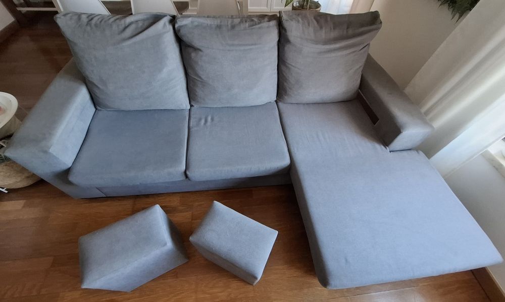 Sofá Chaiselongue Cinzento + 2 Puffs – Praticamente Novo (3 Anos)