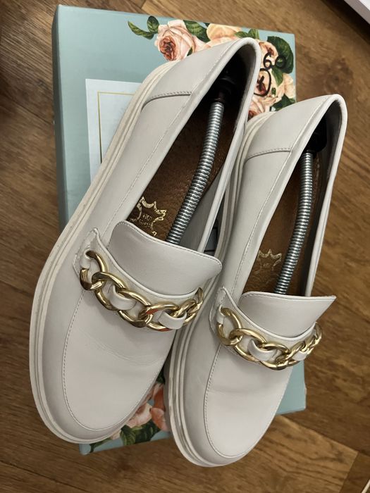 Білі жіночі лофери catwalk