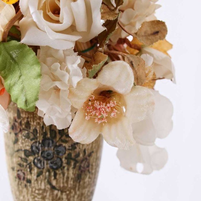 Antiga redoma de vidro com arranjo floral em tecido do século XIX