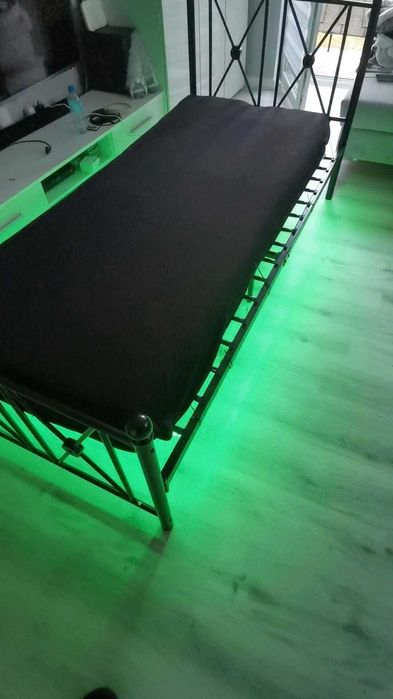 Łóżko metalowe 90x200 czarne ledy materac
