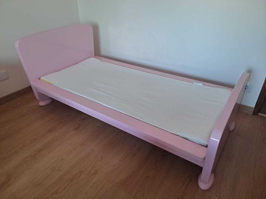 Cama infantil rosa com estrado, colchão e protetor